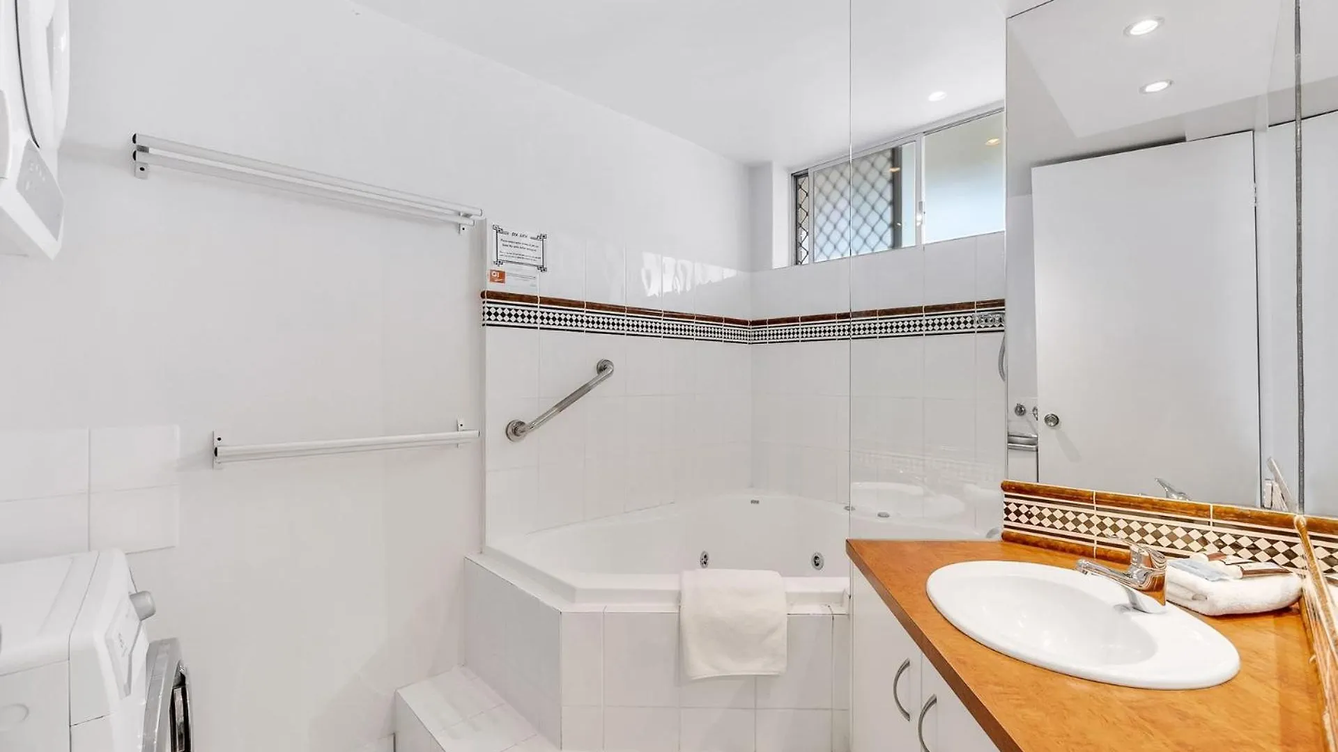 Headlands 10 Two Bedroom Beachside Apartment With Magical Ocean Views Great Value For Money Alexandra Headland