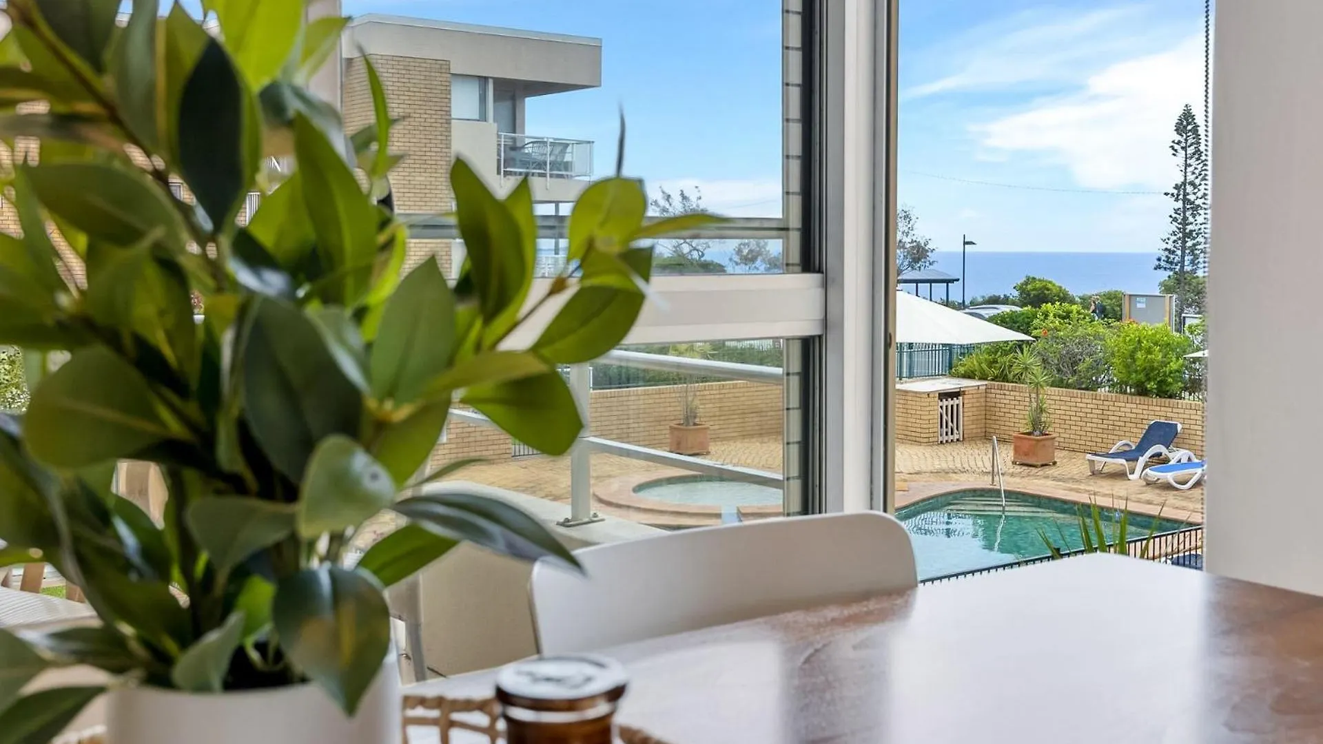 Headlands 10 Two Bedroom Beachside Apartment With Magical Ocean Views Great Value For Money Alexandra Headland 0*,  Avustralya