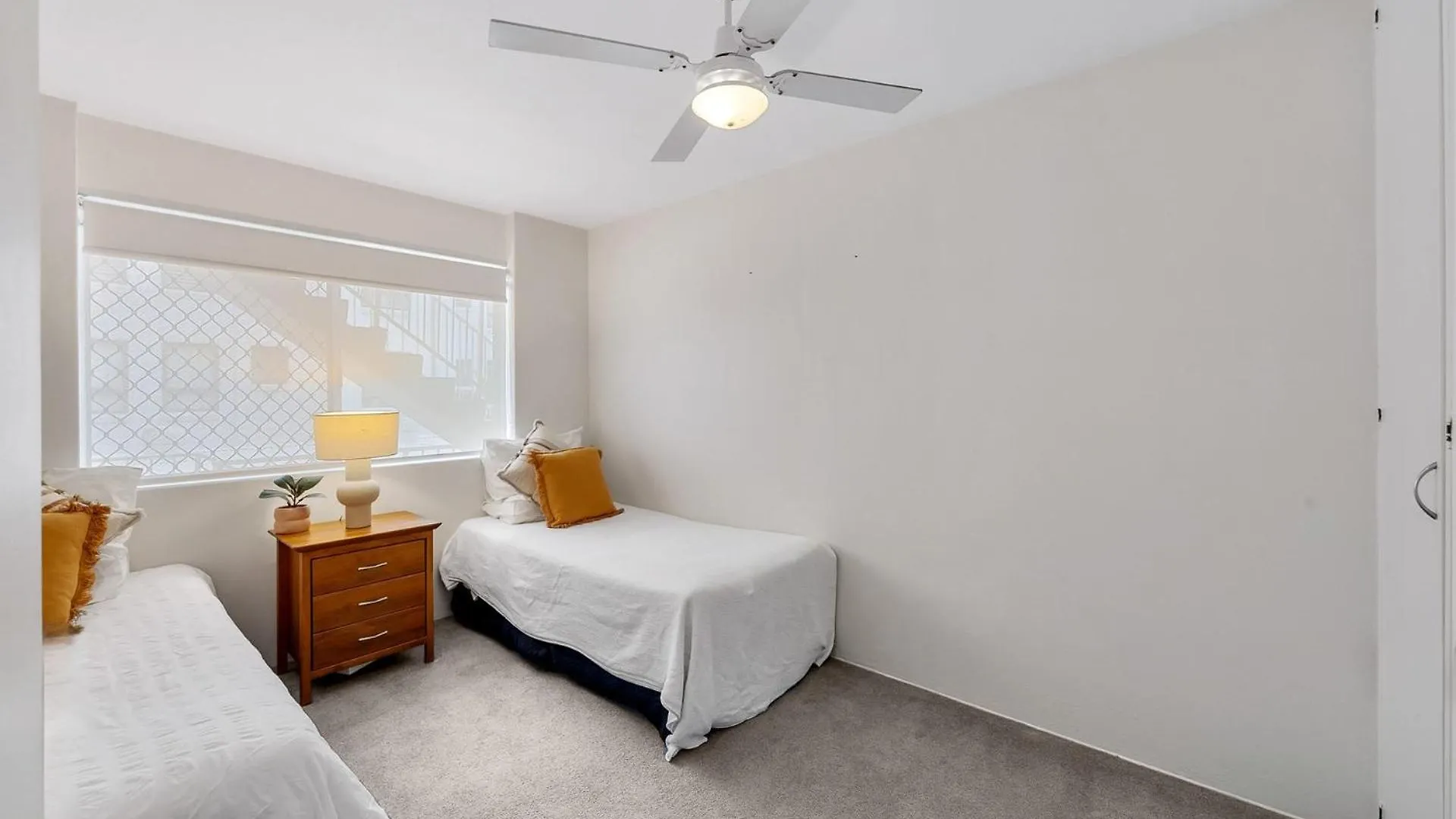 Headlands 10 Two Bedroom Beachside Apartment With Magical Ocean Views Great Value For Money Alexandra Headland 0*,